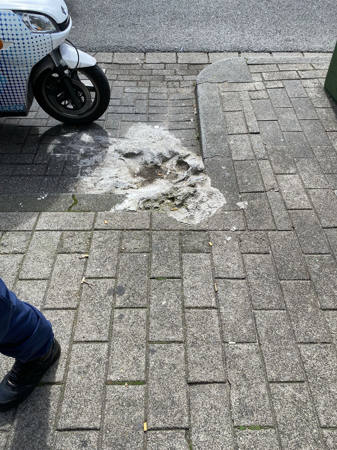 Cementspoor op de weg verwijderen (uitgehard)